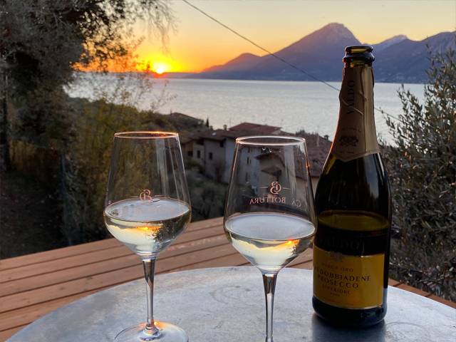 Sonnenuntergang mit Prosecco genießen